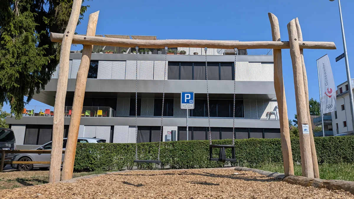 Auch eine Schaukel gab es. Der Frauenverein hat sich mit mehreren tausend Franken beteiligt. Impressionen aus einem Park.
